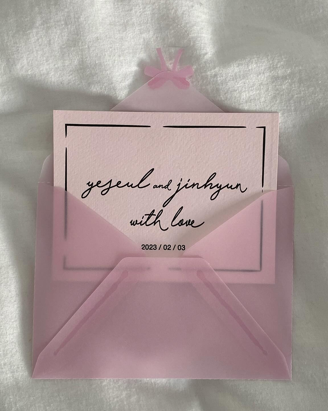너네 청첩장 반응 좋더라🕊️
하나뿐인 특별한 청첩장을 원하신다면?🤍🪽
슬슬 결혼식 시즌이 다가오고 있는데요. 넘쳐나는 청첩장 속에서도 특별함을 놓치고 싶지 않은 신부님들을 위해 준비했습니다.
1. 마이오토바이오그라피 _ 핑크 엔벨롭
- 힙한 사진에, 사랑스러운 봉투까지
2. 써니바이브웨딩 _ 미니 청첩장
- 마치 동화 속 주인공이 된 듯한 기분
3. 세즈 _ 팅커벨 웨딩 인비테이션
- 크기는 작지만, 그 안에 담긴 의미는 가득해
4. 라소 아카이브 _ 트럼프 카드 청첩장
- 아름다운 순간을 플레잉 카드 위에 담은 이색 청첩장
5. Puce Studio _ 초콜릿 청첩장
- 초콜릿 청첩장이라니, 말만 들어도 달콤하다
6. 마이오토바이오그라피 _ 패브릭 청첩장
- 재활용이 가능한 청첩장. 예쁜마음 두배 이미지2