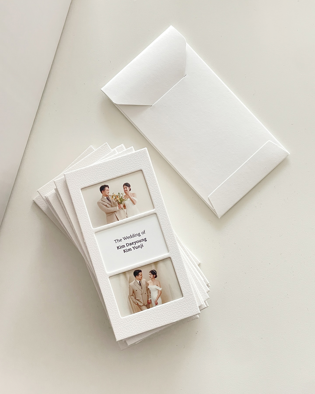 너네 청첩장 반응 좋더라🕊️
하나뿐인 특별한 청첩장을 원하신다면?🤍🪽
슬슬 결혼식 시즌이 다가오고 있는데요. 넘쳐나는 청첩장 속에서도 특별함을 놓치고 싶지 않은 신부님들을 위해 준비했습니다.
1. 마이오토바이오그라피 _ 핑크 엔벨롭
- 힙한 사진에, 사랑스러운 봉투까지
2. 써니바이브웨딩 _ 미니 청첩장
- 마치 동화 속 주인공이 된 듯한 기분
3. 세즈 _ 팅커벨 웨딩 인비테이션
- 크기는 작지만, 그 안에 담긴 의미는 가득해
4. 라소 아카이브 _ 트럼프 카드 청첩장
- 아름다운 순간을 플레잉 카드 위에 담은 이색 청첩장
5. Puce Studio _ 초콜릿 청첩장
- 초콜릿 청첩장이라니, 말만 들어도 달콤하다
6. 마이오토바이오그라피 _ 패브릭 청첩장
- 재활용이 가능한 청첩장. 예쁜마음 두배 이미지10