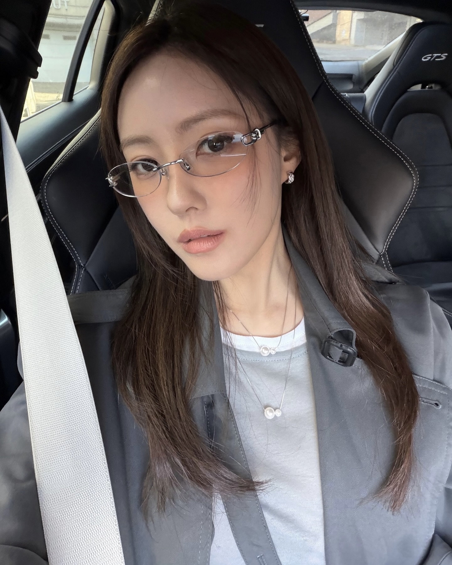 요즘은 안경도 스타일링이야👓
밋밋한 룩도 분위기 있게 바꿔주는 포인트🤓✨ 이미지5