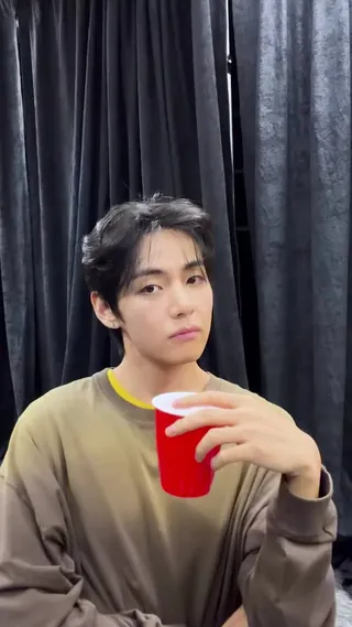뷔와 정국이의 무대 비하인드 모습🕴
그런데 정국이의 00하는 모습까지? 7초 후를 확인하세요. 이미지