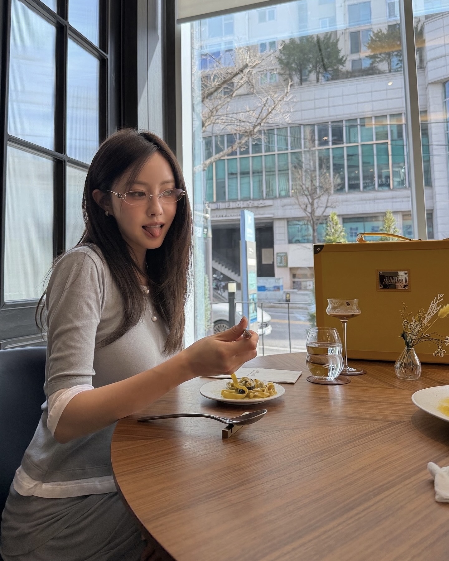 요즘은 안경도 스타일링이야👓
밋밋한 룩도 분위기 있게 바꿔주는 포인트🤓✨ 이미지2