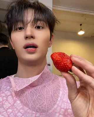 너가 먼저 꼬셨다...👀
키 크고 잘생긴 강아지 본 적 있어?🐶🤍
배우 김재원이 ‘유미의 세포들 시즌3’로 연하남 매력을 보여주고 있습니다. 극 중 유미의 마지막 연인으로 알려진 신순록 역을 맡아, 높은 싱크로율로 눈길을 끌고 있는데요.
‘우리들의 블루스’, ‘은중과 상연’ 등을 통해 차근히 필모그래피를 쌓아온 김재원. 작품 속 설렘은 물론, 일상 사진에서도 남친짤 같은 매력을 보여주고 있어 앞으로가 더 기대되는 배우입니다. 이미지