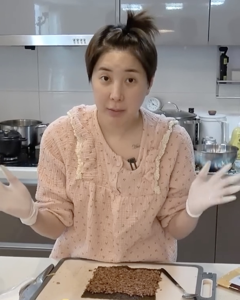 서인영따라 다이어트 하자🍙
서인영이 다이어트 식단으로 소개한 어묵김밥 레시피가 화제입니다. 백미 대신 당뇨쌀을 활용해 지단과 어묵, 맛살, 단무지 등을 넣어 만든 김밥으로, 가볍지만 든든하게 즐기기 좋은 메뉴인데요.
지단과 다른 재료는 길게 썰고, 어묵은 맛간장에 볶아 감칠맛을 더해줍니다. 마지막으로 김 위에 재료를 차곡차곡 올려 돌돌 말아주면 완성됩니다. 이미지