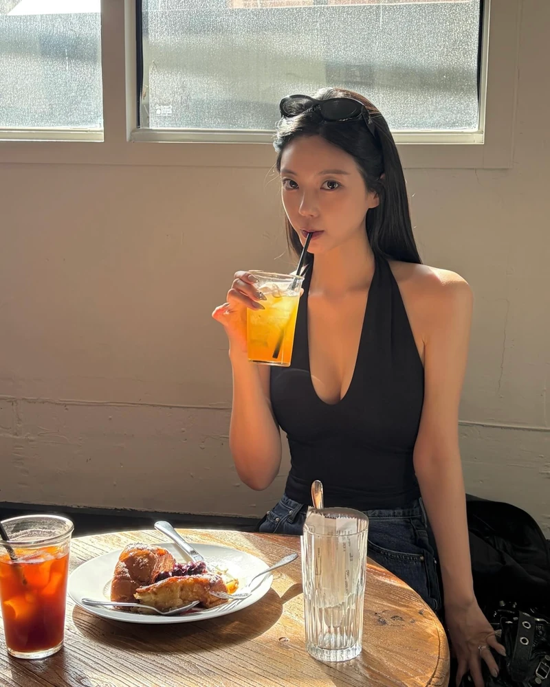 어깨 예뻐 보이는 홀터넥 코디👀
입자마자 시선 집중되는 여름 스타일링🪽✨ 이미지4