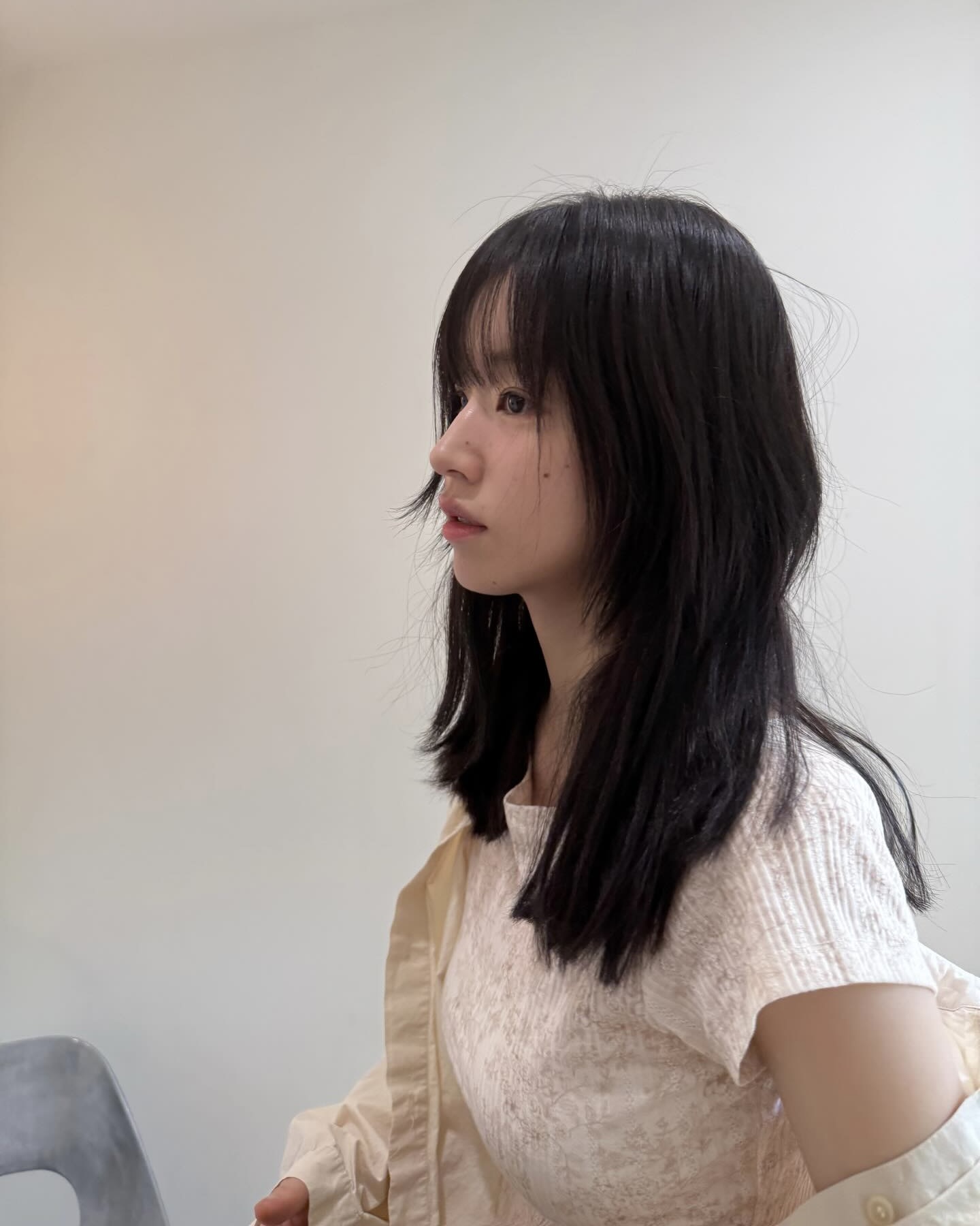 여름 오기 전에 앞머리 자르자!✂️
시스루부터 풀뱅까지, 인상 바꿔주는 헤어 스타일링🤍 이미지3