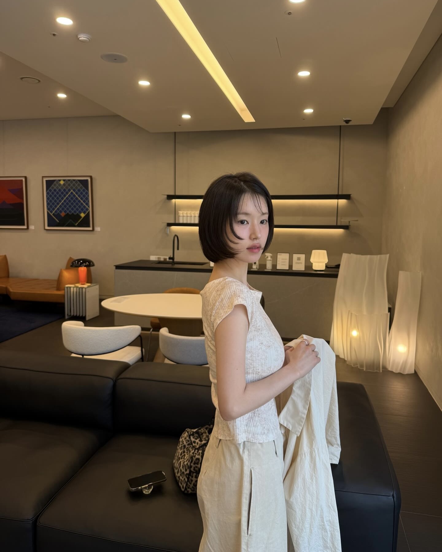 여름 오기 전에 앞머리 자르자!✂️
시스루부터 풀뱅까지, 인상 바꿔주는 헤어 스타일링🤍 이미지4