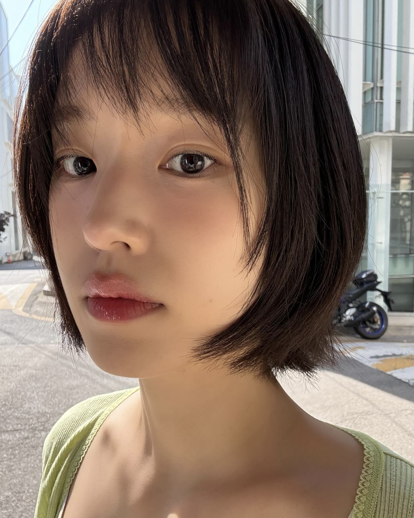 여름 오기 전에 앞머리 자르자!✂️
시스루부터 풀뱅까지, 인상 바꿔주는 헤어 스타일링🤍 이미지6