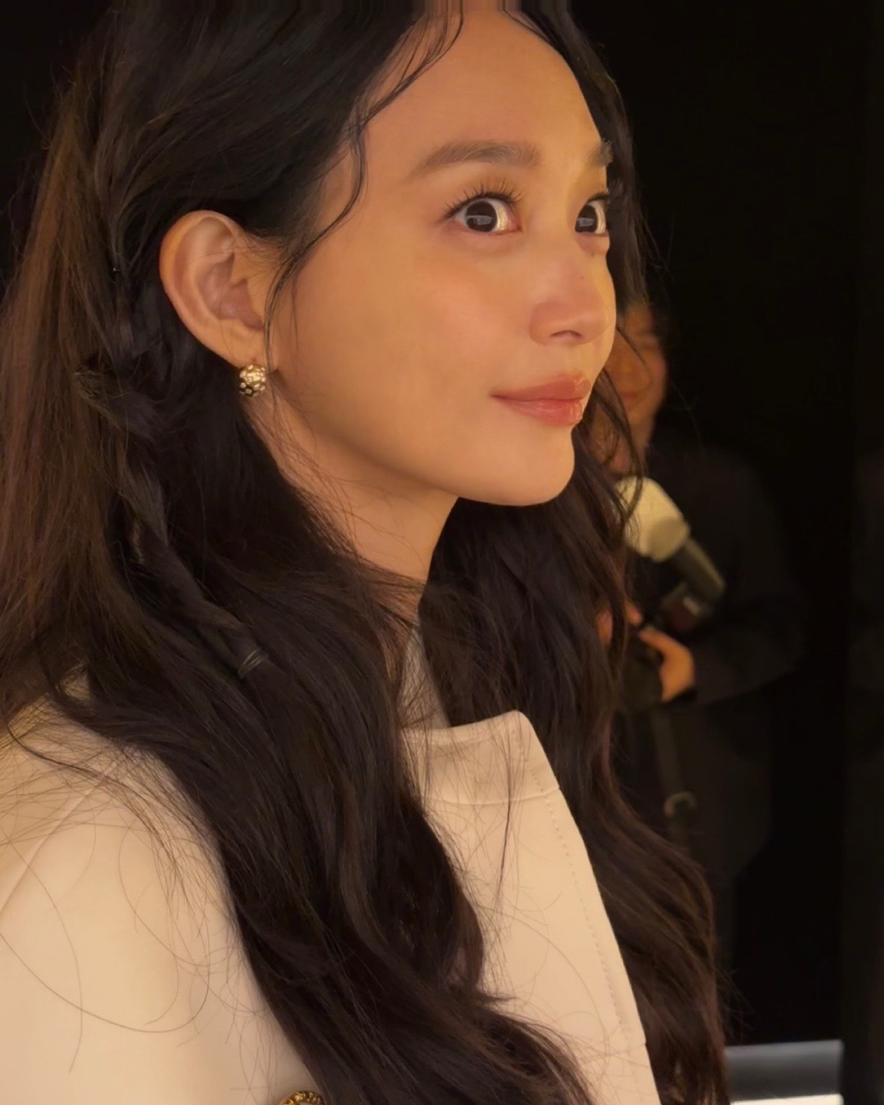 루이 비통 여신 신민아🤍❤️셋업룩
모로코에서 루이 비통 미시카 하이 주얼리 컬렉션✨케이프 코디
이번 룩은 크림 톤 케이프 드레스가 중심이였습니다. 어깨에 자리한 골드 LV 모노그램 메달리온 버튼이 포인트, 라피아 위커에 카멜 가죽 핸들을 결합한 카퓌신(Capucines) 백과 브라운 가죽 앵클 스트랩 샌들로 톤을 맞췄어요. 이미지2