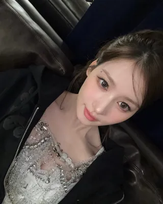 앞머리 하나로 얼굴형 커버하기👀
요즘 앞머리는 쉼표처럼 넘겨봐🎶🖤 이미지
