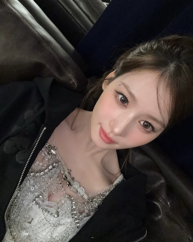 앞머리 하나로 얼굴형 커버하기👀
요즘 앞머리는 쉼표처럼 넘겨봐🎶🖤 이미지5