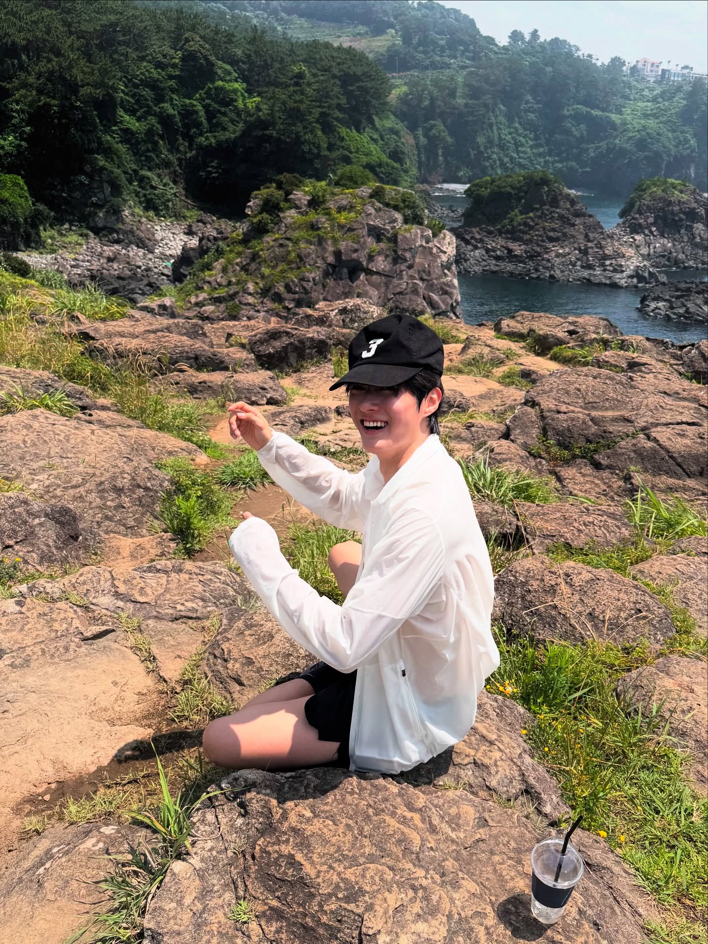 기리고 백선호가 궁금해💭
홍석천도 미리 알아본 느좋남?!💎
배우 백선호가 넷플릭스 ‘기리고’에 출연하며 주목받고 있습니다. 2003년생 신예 배우로, 하이브 아이돌 연습생 출신이라는 이력으로도 눈길을 끄는데요. 이미 ‘홍석천의 보석함’에도 출연하며 화제를 모은 바 있습니다.
현재는 군 복무 중이지만, ‘기리고’를 통해 눈도장을 찍은 만큼 전역 후 이어갈 행보에도 기대가 모입니다. 이미지5