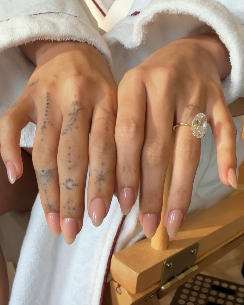 올여름 네일은 덜어낼수록 예쁘다?✨
멧 갈라 셀럽들은 누디 네일 하더라💅🤍
2026 멧 갈라에서는 네이키드 드레싱 트렌드가 네일까지 이어졌습니다. 시스루와 반투명 소재처럼 덜어낸 무드가 주목받은 가운데, 바르지 않은 듯한 누드나 뉴트럴 컬러로 연출한 셀럽들이 많았는데요.
켄달 제너, 카일리 제너, 헤일리 비버 역시 과한 아트 대신 자연스러운 누디 네일을 선택했습니다. 손끝을 깨끗하게 정리한 듯한 네이키드 네일, 이번 여름에는 뉴트럴 톤의 누드 컬러로 참고해보세요. 이미지4