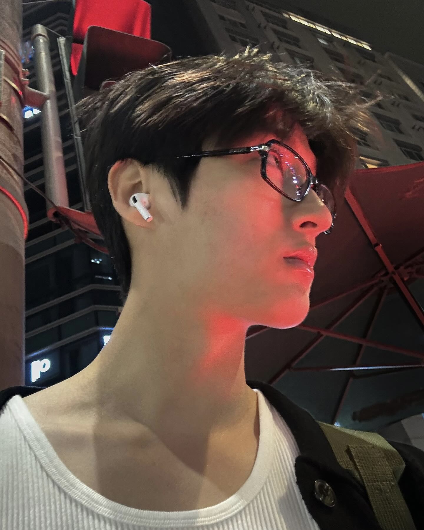 기리고 백선호가 궁금해💭
홍석천도 미리 알아본 느좋남?!💎
배우 백선호가 넷플릭스 ‘기리고’에 출연하며 주목받고 있습니다. 2003년생 신예 배우로, 하이브 아이돌 연습생 출신이라는 이력으로도 눈길을 끄는데요. 이미 ‘홍석천의 보석함’에도 출연하며 화제를 모은 바 있습니다.
현재는 군 복무 중이지만, ‘기리고’를 통해 눈도장을 찍은 만큼 전역 후 이어갈 행보에도 기대가 모입니다. 이미지3