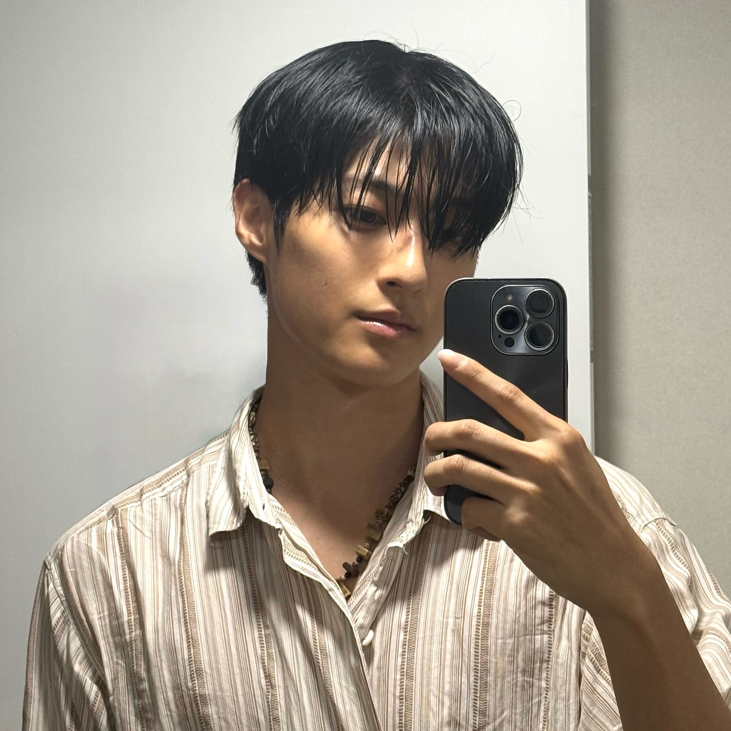 기리고 백선호가 궁금해💭
홍석천도 미리 알아본 느좋남?!💎
배우 백선호가 넷플릭스 ‘기리고’에 출연하며 주목받고 있습니다. 2003년생 신예 배우로, 하이브 아이돌 연습생 출신이라는 이력으로도 눈길을 끄는데요. 이미 ‘홍석천의 보석함’에도 출연하며 화제를 모은 바 있습니다.
현재는 군 복무 중이지만, ‘기리고’를 통해 눈도장을 찍은 만큼 전역 후 이어갈 행보에도 기대가 모입니다. 이미지7