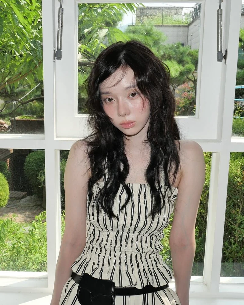 앞머리 하나로 얼굴형 커버하기👀
요즘 앞머리는 쉼표처럼 넘겨봐🎶🖤 이미지6