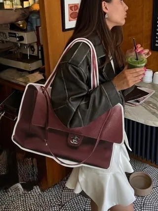 갖고 싶다면 ‘종이’로라도 들어야죠✂️
샤넬백 사고 싶은 희망, 종이로 도전💚❤️이번주 주말 해볼까?!
카티아 클레마(Kate Klem)의 특별한 샤넬 컬렉션, 자세히 보면 모두 ‘페이퍼 샤넬’입니다.
케이트 클렘은 런던 베이스 소프트웨어 엔지니어 출신으로 ‘intellectual fashion’이라는 본인 시그니처로 알려졌고, 지금은 자체 브랜드 KAYKAY 런던을 운영합니다.
‘manifesting but make it tangible’. 끌어당김의 법칙으로 마음만 키우지 말고 손에 쥘 형태로 만들자는 위트입니다. 갖고 싶은 마음을 노란 수트에 어울리는 부르고뉴 컬러까지 골라 깔끔하게 실행한 카티아 클레마식 답이에요. 이미지