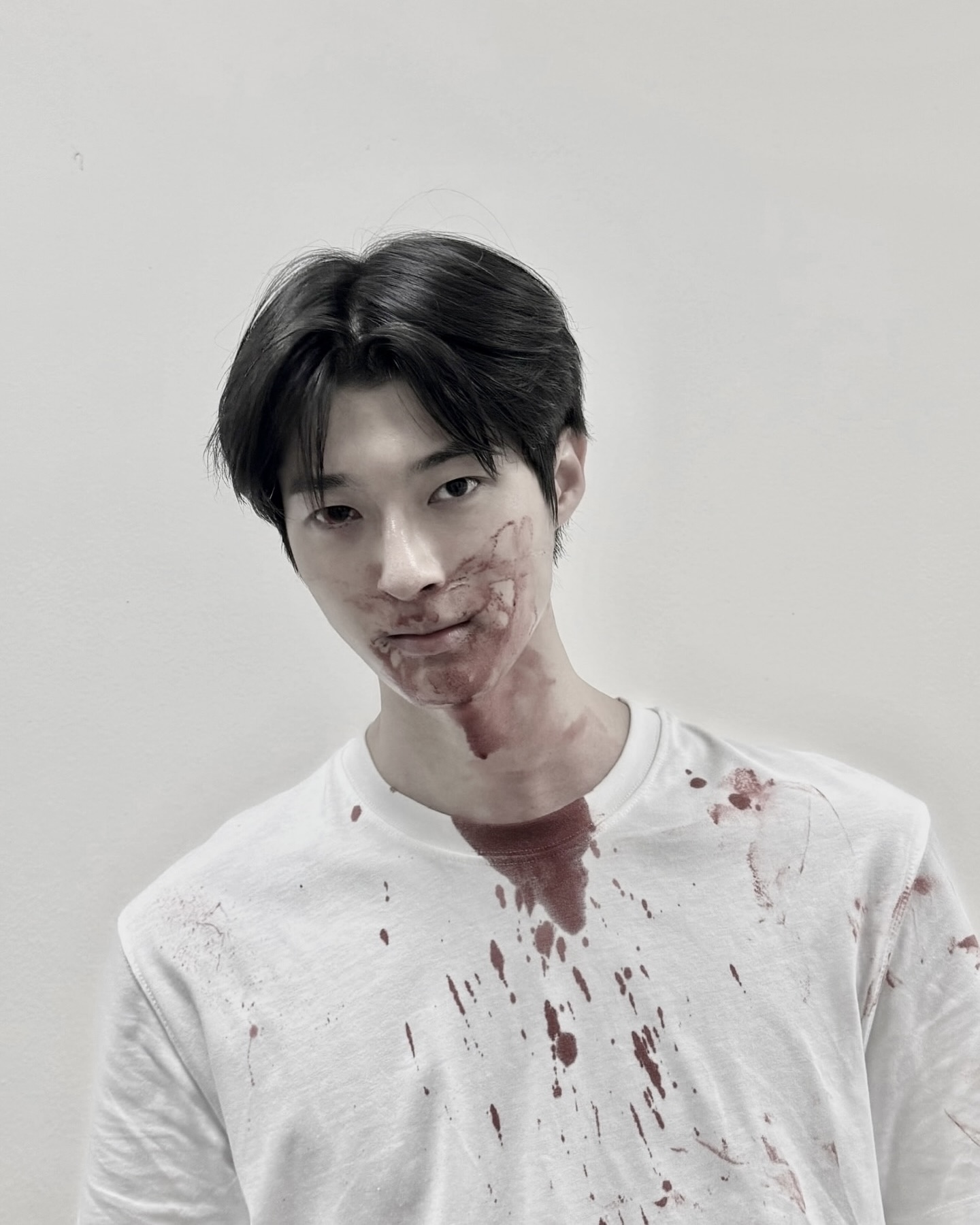 기리고 백선호가 궁금해💭
홍석천도 미리 알아본 느좋남?!💎
배우 백선호가 넷플릭스 ‘기리고’에 출연하며 주목받고 있습니다. 2003년생 신예 배우로, 하이브 아이돌 연습생 출신이라는 이력으로도 눈길을 끄는데요. 이미 ‘홍석천의 보석함’에도 출연하며 화제를 모은 바 있습니다.
현재는 군 복무 중이지만, ‘기리고’를 통해 눈도장을 찍은 만큼 전역 후 이어갈 행보에도 기대가 모입니다. 이미지6