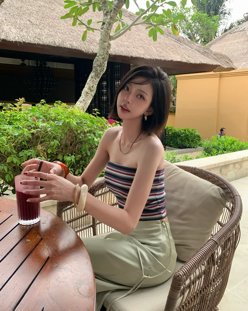 앞머리 하나로 얼굴형 커버하기👀
요즘 앞머리는 쉼표처럼 넘겨봐🎶🖤 이미지2