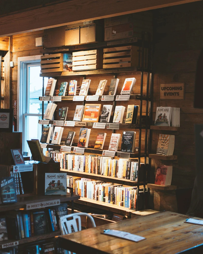 수요일 밤, 퇴근 후 서점으로📚
동네서점이 ‘심야책방’으로 불을 밝힙니다.
문화체육관광부가 ‘문화가 있는 날’ 확대에 맞춰 6월 24일까지 매주 수요일에 전국 지역서점 70곳과 함께 ‘문화요일수요일 X 심야책방’을 운영합니다. 이번 프로그램은 낮 시간 문화활동이 어려운 성인을 위해 마련됐으며, 북토크·낭독회·글쓰기 등 총 345개의 독서문화 프로그램이 진행됩니다.
지역별로는 서울 15곳, 경기·인천 20곳, 강원 2곳, 충청 6곳, 전라 9곳, 경상 15곳, 제주 3곳이며, 박준 시인 북토크부터 동물복지 강연, 달빛 낭독회까지 지역별 개성을 담은 프로그램도 다양하게 펼쳐질 예정입니다.
각 서점의 프로그램 정보와 일정은 출판진흥원의 '독서인(IN)', '2026 책읽는 대한민국', 한국서련의 '서점온(ON)', 지역문화진흥원 '문화요일' 누리집에서 확인할 수 있습니다. 이미지4