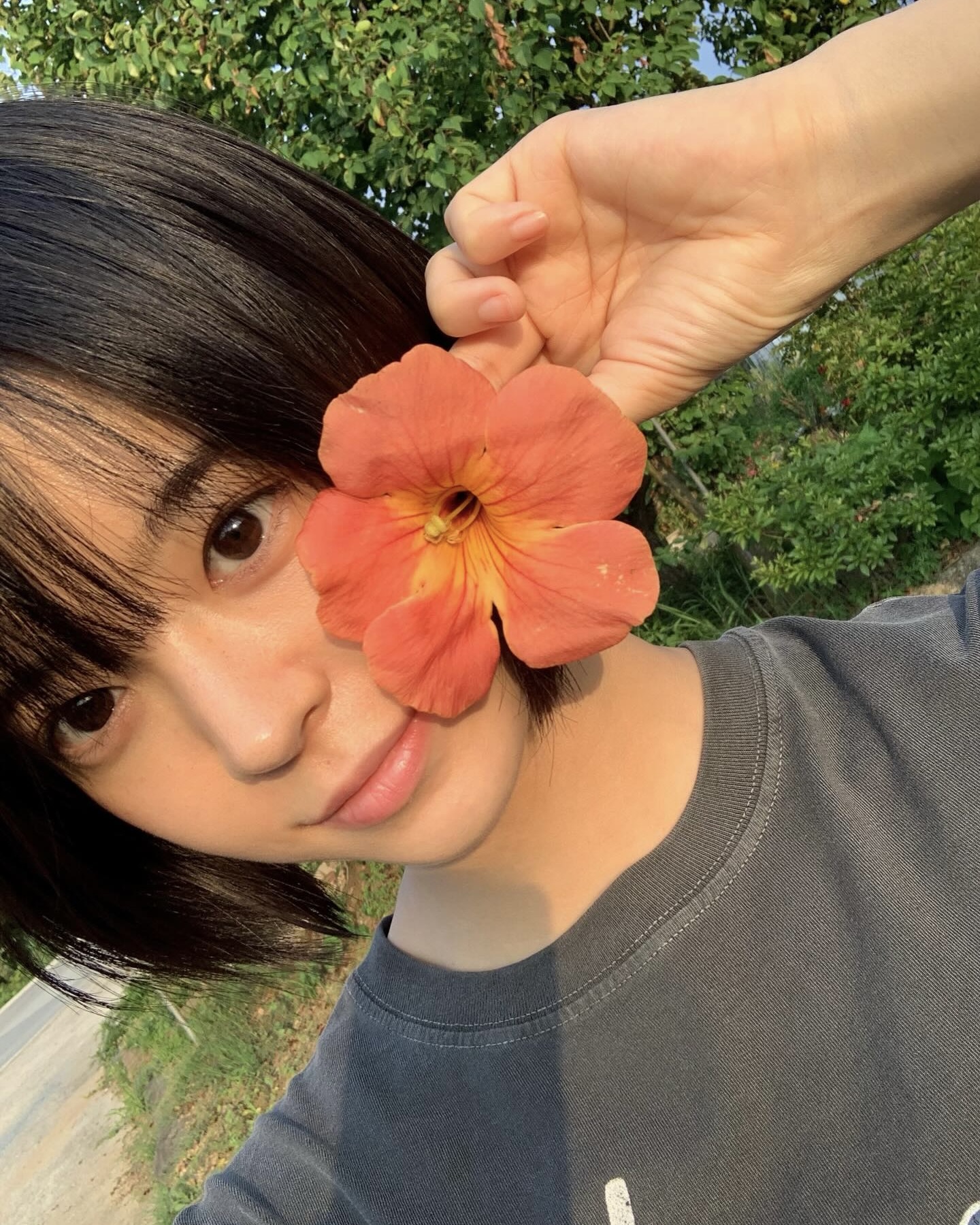 단발이 이렇게 잘 어울릴 일?🤍 청순한 분위기에 모리걸 무드까지 더한 전소영🌺🪽 넷플릭스 시리즈 ‘기리고’에서 세아 역으로 얼굴을 알린 전소영, 극 중 백선호는 세아와 비밀 연애 중인 남자친구 건우 역으로 함께 호흡을 맞췄습니다. 작품 속 긴장감 있는 분위기와는 다르게, 일상 사진에서는 단발이 잘 어울리는 청순한 무드를 보여주고 있죠. 괜히 따라 하고 싶어지는 전소영 단발, 슬라이드를 넘겨 확인해보세요. 이미지