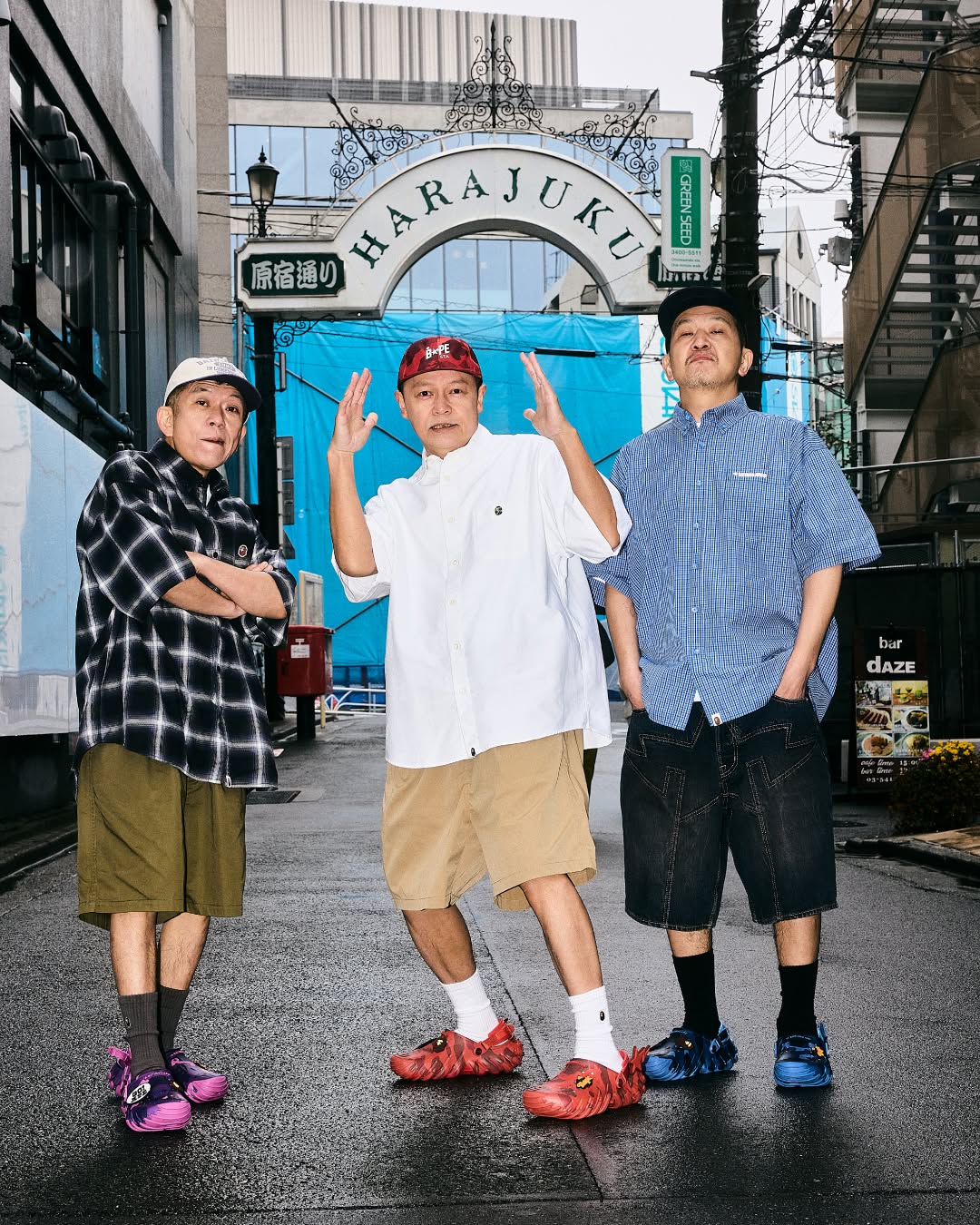 베이프 X 크록스 2026 공개
클로그 기다렸던 사람 저요🙋🏻♀️🦍
지난주 예고됐던 베이프와 크록스의 클로그 2026년 버전의 실물이 공개됐습니다. 시그니처 카모플라쥬 패턴에 컬러는 네이비, 레드, 퍼플 3가지로 5월 9일부터 베이프 스토어 및 공식 홈페이지에서 구매 가능합니다. 이미지3
