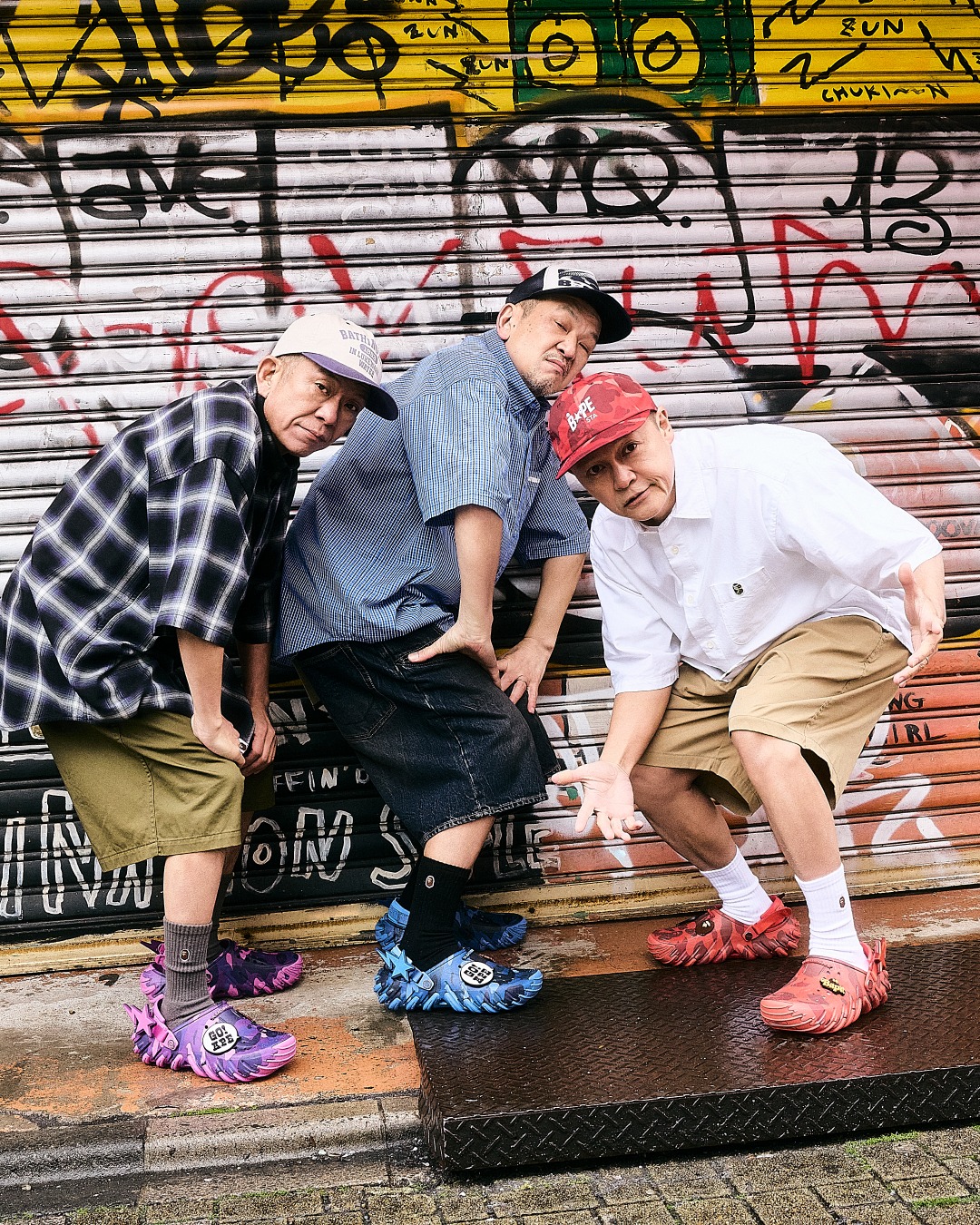 베이프 X 크록스 2026 공개
클로그 기다렸던 사람 저요🙋🏻♀️🦍
지난주 예고됐던 베이프와 크록스의 클로그 2026년 버전의 실물이 공개됐습니다. 시그니처 카모플라쥬 패턴에 컬러는 네이비, 레드, 퍼플 3가지로 5월 9일부터 베이프 스토어 및 공식 홈페이지에서 구매 가능합니다. 이미지4