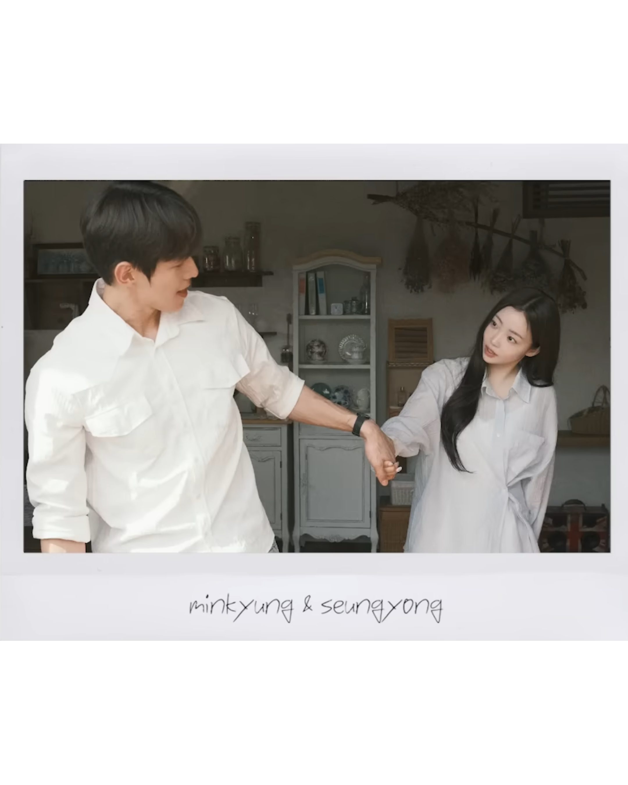 환연4, 민경 ❤️ 승용 열애 공개
저희 밖에서 데이트 해도 될까요?👩❤️👨
<환승연애4>에 출연했던 곽민경과 신승용이 현커 사실을 전했습니다. 곽민경은 개인 유튜브 채널을 통해 전하고 싶은 이야기를 있다며 승용과의 열애 사실을 공개했는데요. 자세한 이야기는 민와와 유튜브 채널에서 확인 가능합니다. 이미지4