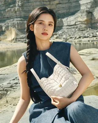 명품 황제, 루이 비통 회장의 선택✅
중국의 콰이어트 럭셔리 가방👜
지난해 9월 LVMH의 아르노 회장이 상하이 매장을 직접 방문해 핸드백 두 점을 구매했습니다. 그 브랜드는 에르메스도, 루이비통도 아닌 중국의 송몬트(Songmont)입니다.
송몬트는 약 16~70만 원의 가격대이지만, 풀그레인 소가죽과 금도금 하드웨어를 사용하여 품질 면에서 저렴한 대안이라는 편견을 정면으로 깨고, 로고 없이도 세련된 취향을 드러낼 수 있는 '조용한 럭셔리(Quiet Luxury)'의 아이콘으로 중국 내에서 자리매김하고 있습니다. 또한 중국 서예에서 영감을 받았으며, 동양의 미학과 미니멀한 디자인을 가죽 위에 녹여낸 것이 특징입니다. 이미지
