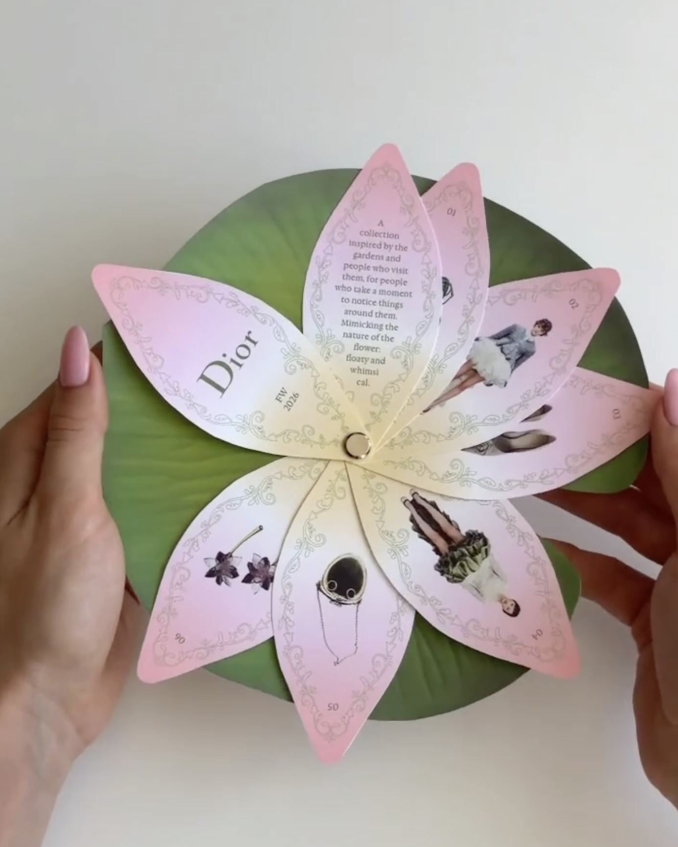 이게 어떻게 공식이 아니야?!🪷 Julin Designs는 브랜드와 컬렉션의 분위기를 종이 오브제로 풀어내는 그래픽 디자이너입니다. 디올 컬렉션에서 영감받은 수련잎 형태의 룩북부터, 샤넬 크루즈 컬렉션을 떠올리게 하는 원형 인비테이션까지 단순한 종이가 아니라 하나의 작품처럼 완성했는데요. 꽃잎처럼 펼쳐지는 구조, 로고를 살린 형태, 컬렉션 무드에 맞춘 컬러까지 디테일이 섬세하죠. 실제 공식 초대장은 아니지만, 갖고 싶어질 만큼 감각적인 Julin Designs의 작업을 슬라이드로 확인해보세요. 이미지