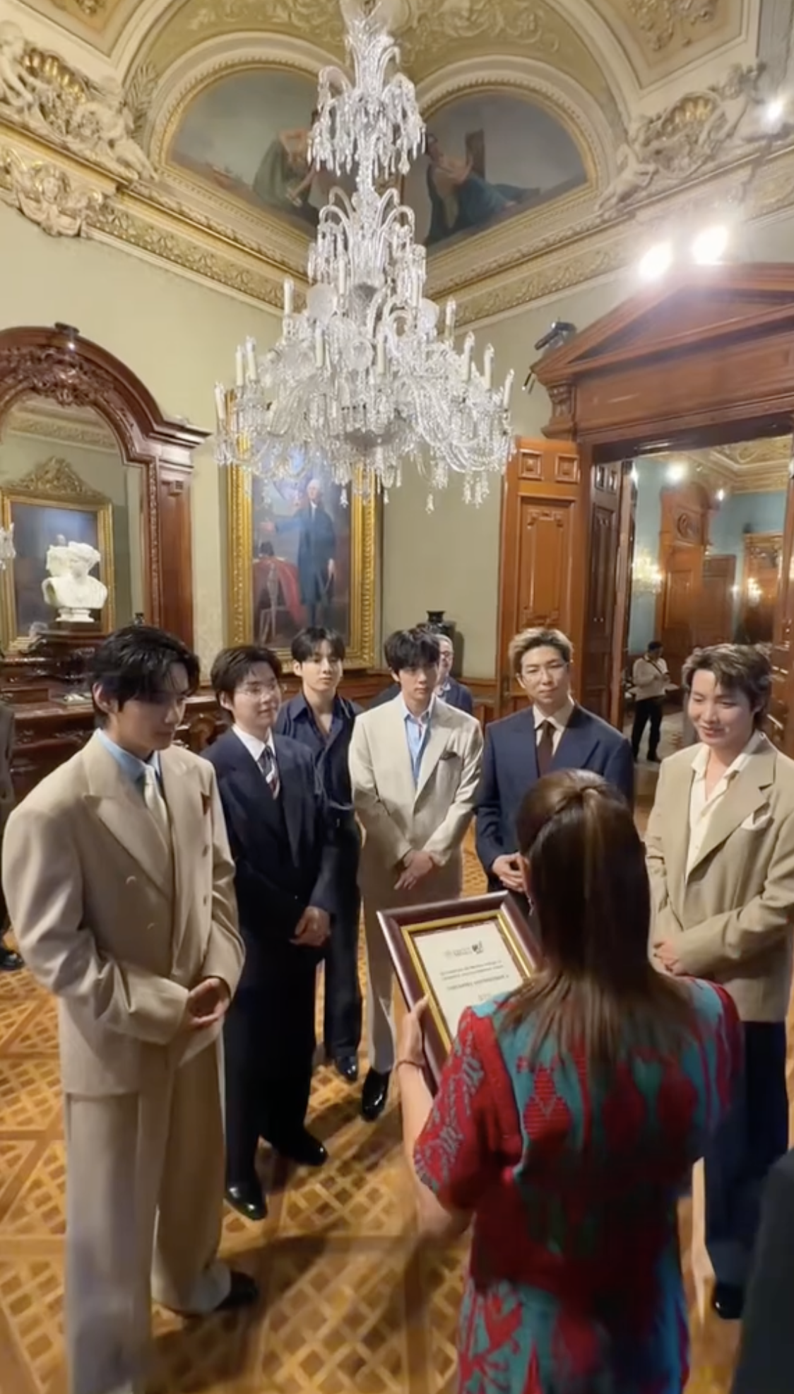 떼창에 눈물까지💜 멕시코 대통령궁에서 BTS 모습🇲🇽 클라우디아 셰인바움 멕시코 대통령이 BTS와 대통령궁에서 만난 순간을 틱톡에 공유했습니다. 클라우디아 셰인바움 멕시코 대통령은 “내년에도 꼭 다시 오라고 이미 이야기했다”며 새 앨범 아리랑(ARIRANG)을 들고 BTS와 함께 찍은 사진 또한 공개했습니다. 이미지