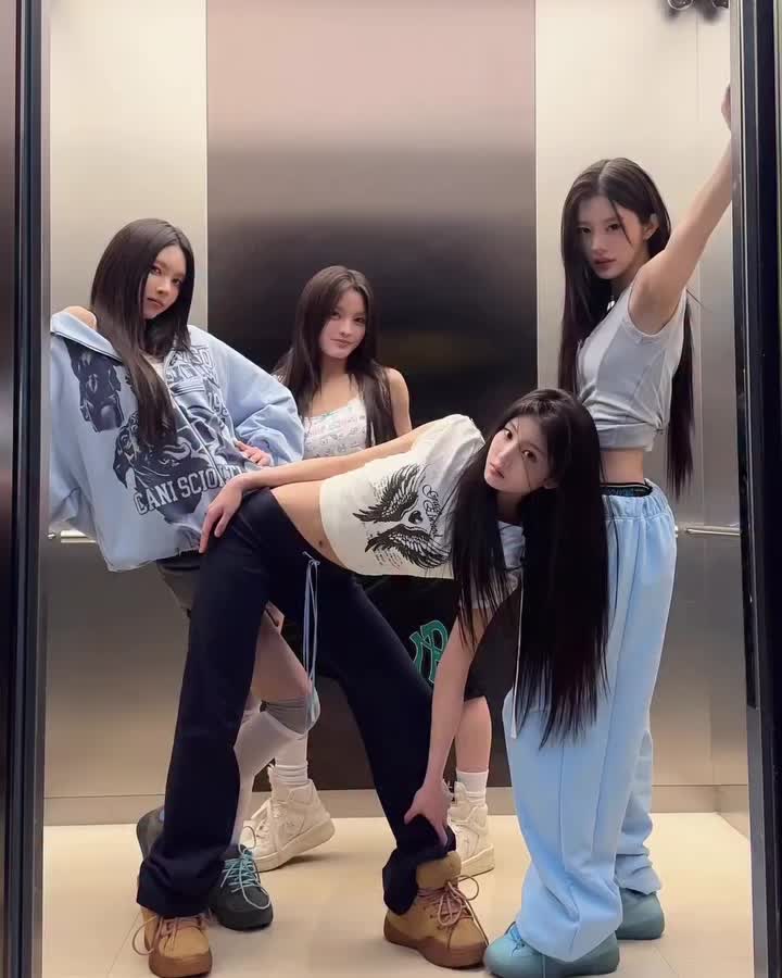 엘베는 타라고 있는 게 아니긴 해요🙄
하이브 걸그룹 아일릿, 르세라핌, 캣츠아이가 컴백을 맞아 챌린지를 함께 찍었습니다. 세 팀이 한 엘리베이터 안에 모여, 짧은 영상만으로도 눈길을 끌었는데요.
하이브에서만 볼 수 있는 챌린지 영상은 슬라이드를 넘겨 확인해보세요. 이미지