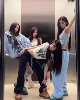 엘베는 타라고 있는 게 아니긴 해요🙄 하이브 걸그룹 아일릿, 르세라핌, 캣츠아이가 컴백을 맞아 챌린지를 함께 찍었습니다. 세 팀이 한 엘리베이터 안에 모여, 짧은 영상만으로도 눈길을 끌었는데요. 하이브에서만 볼 수 있는 챌린지 영상은 슬라이드를 넘겨 확인해보세요. 이미지