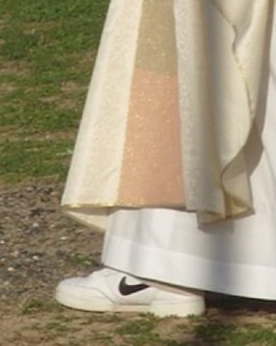 교황님께서는 나매인??🙏✝️
지금 화제 중인 교황 레오 14세☑️바티칸 다큐 속 나이키 뭐에욤?!
흰 제의 끝에서 드러난 한 짝, 교황 레오 14세의 즉위 전 나이키.
즉위 1주년 회고 다큐 〈레오네 아 로마〉가 끄집어낸, 교황의 즉위 전 한 컷이에요.
5월 8일 즉위 1주년에 공개된 바티칸 다큐 〈레오네 아 로마(Leone a Roma)〉 트레일러 속 흰 제의 자락 사이로 검은 스우시 박힌 화이트 나이키가 드러나는 즉위 이전 한 컷입니다.
교황 레오 14세(Pope Leo XIV)는 시카고 출신, 미국 최초의 교황입니다. 〈레오네 아 로마〉는 1981년 로마 입성 이후 약 19년의 로마 시절을 담은 즉위 1주년 회고작이자 페루·시카고 시리즈에 이은 세 번째 작품이죠.
즉위 후 검은 가죽화를 택한 지금의 교황과 달리, 다큐 속 즉위 전 화이트 스니커즈가 그가 걸어온 평상의 결을 비춥니다. 이미지3