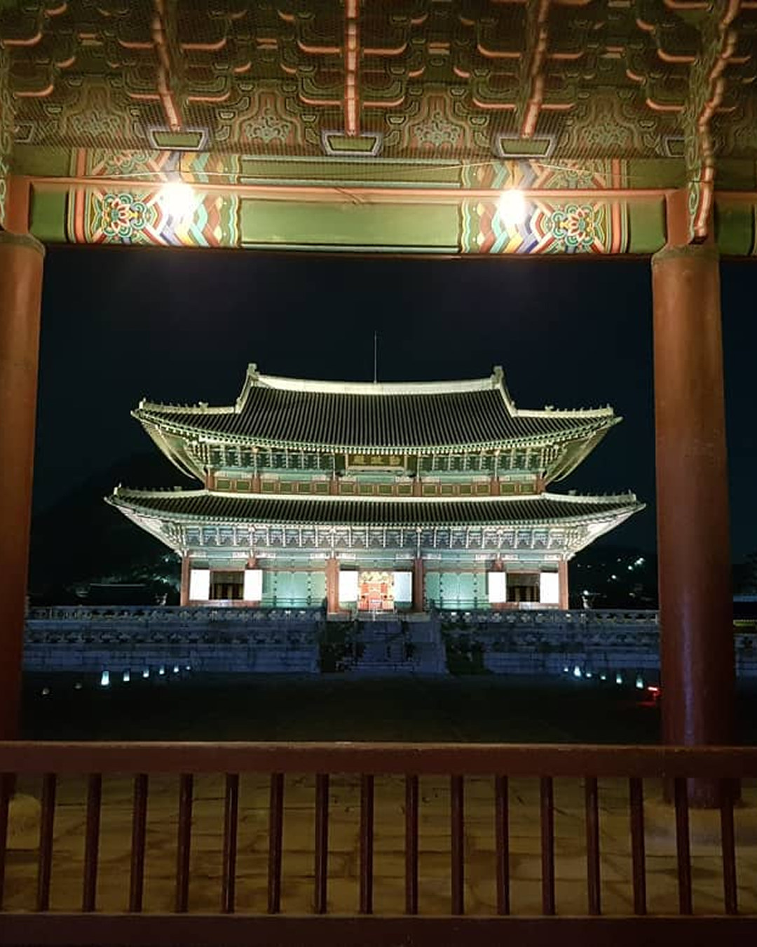 경복궁 야간관람, 같이 갈래?🧐
왕비의 침전까지 개방👸🏻
경복궁 야간관람이 5월 13일부터 6월 14일까지, 오후 7시부터 9시 30분까지 진행됩니다. 광화문을 비롯해 흥례문, 근정전, 경회루 등 주요 전각을 둘러보며 궁궐을 거닐 수 있는데요. 특히 상반기에는 2025년 사전예약으로 특별 개방했던 경복궁 교태전(왕비의 침전)과 그 뒤편 아미산 권역도 관람할 수 있습니다.
한편 5월 15일 강녕전 국악 공연과 함께, 5월 20일부터 6월 5일에는 수정전에서 국립국악원의 궁중음악과 무용 공연이 열립니다. 이미지4