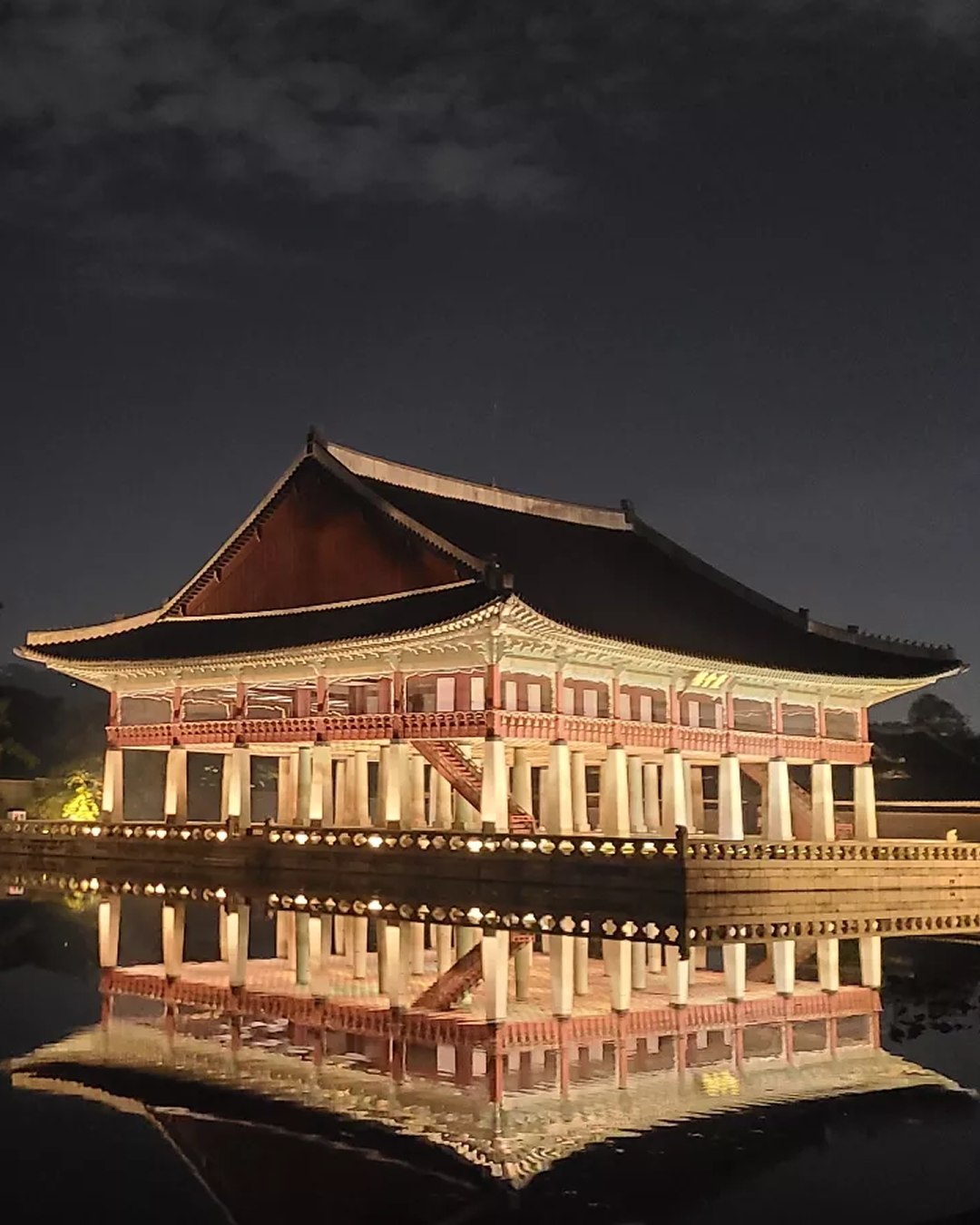 경복궁 야간관람, 같이 갈래?🧐
왕비의 침전까지 개방👸🏻
경복궁 야간관람이 5월 13일부터 6월 14일까지, 오후 7시부터 9시 30분까지 진행됩니다. 광화문을 비롯해 흥례문, 근정전, 경회루 등 주요 전각을 둘러보며 궁궐을 거닐 수 있는데요. 특히 상반기에는 2025년 사전예약으로 특별 개방했던 경복궁 교태전(왕비의 침전)과 그 뒤편 아미산 권역도 관람할 수 있습니다.
한편 5월 15일 강녕전 국악 공연과 함께, 5월 20일부터 6월 5일에는 수정전에서 국립국악원의 궁중음악과 무용 공연이 열립니다. 이미지2