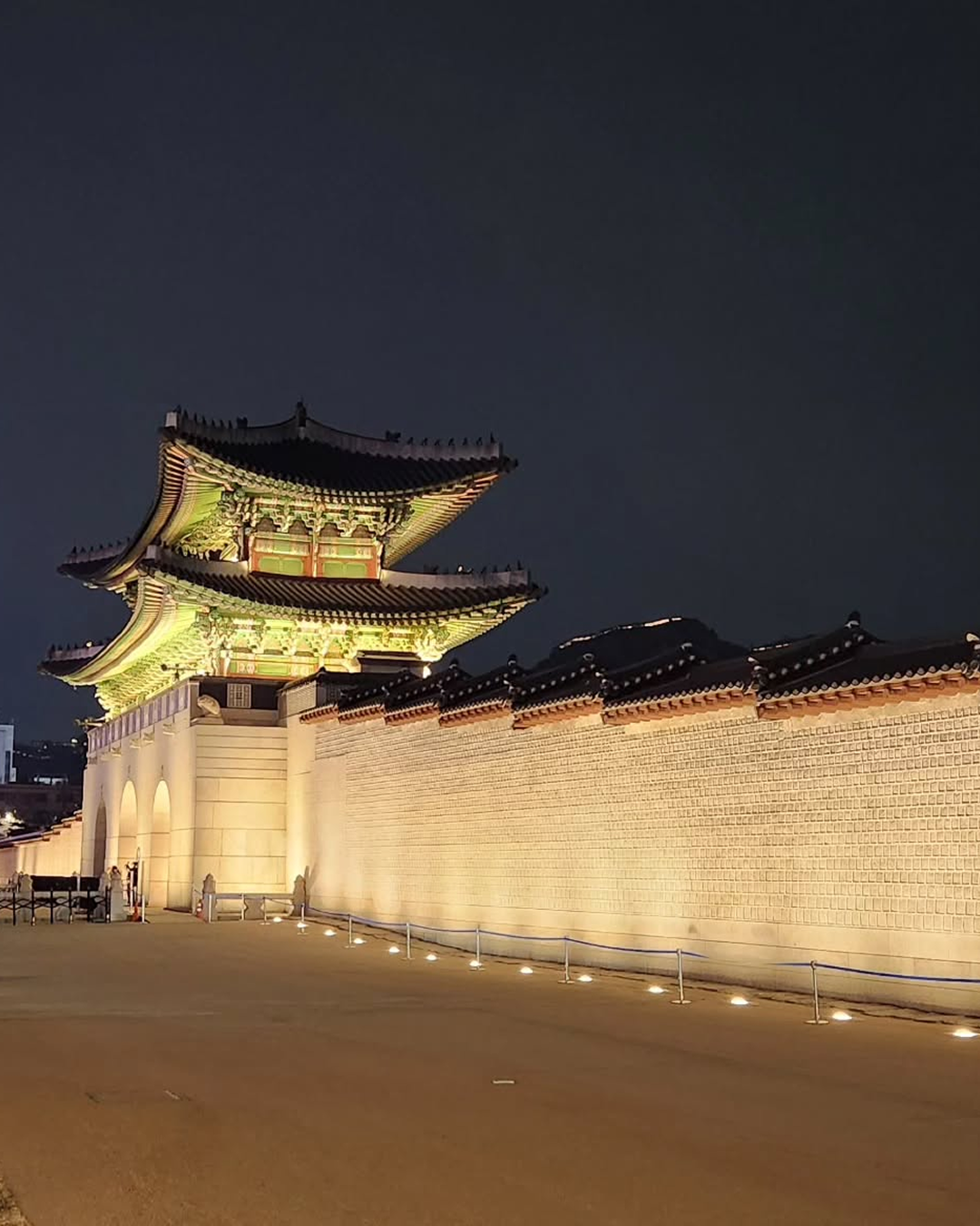 경복궁 야간관람, 같이 갈래?🧐
왕비의 침전까지 개방👸🏻
경복궁 야간관람이 5월 13일부터 6월 14일까지, 오후 7시부터 9시 30분까지 진행됩니다. 광화문을 비롯해 흥례문, 근정전, 경회루 등 주요 전각을 둘러보며 궁궐을 거닐 수 있는데요. 특히 상반기에는 2025년 사전예약으로 특별 개방했던 경복궁 교태전(왕비의 침전)과 그 뒤편 아미산 권역도 관람할 수 있습니다.
한편 5월 15일 강녕전 국악 공연과 함께, 5월 20일부터 6월 5일에는 수정전에서 국립국악원의 궁중음악과 무용 공연이 열립니다. 이미지5