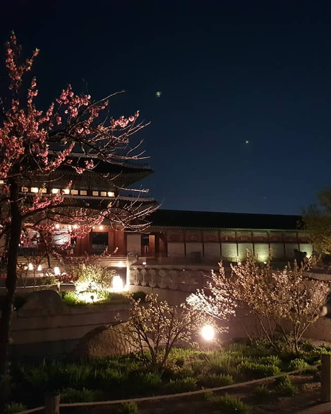 경복궁 야간관람, 같이 갈래?🧐
왕비의 침전까지 개방👸🏻
경복궁 야간관람이 5월 13일부터 6월 14일까지, 오후 7시부터 9시 30분까지 진행됩니다. 광화문을 비롯해 흥례문, 근정전, 경회루 등 주요 전각을 둘러보며 궁궐을 거닐 수 있는데요. 특히 상반기에는 2025년 사전예약으로 특별 개방했던 경복궁 교태전(왕비의 침전)과 그 뒤편 아미산 권역도 관람할 수 있습니다.
한편 5월 15일 강녕전 국악 공연과 함께, 5월 20일부터 6월 5일에는 수정전에서 국립국악원의 궁중음악과 무용 공연이 열립니다. 이미지3