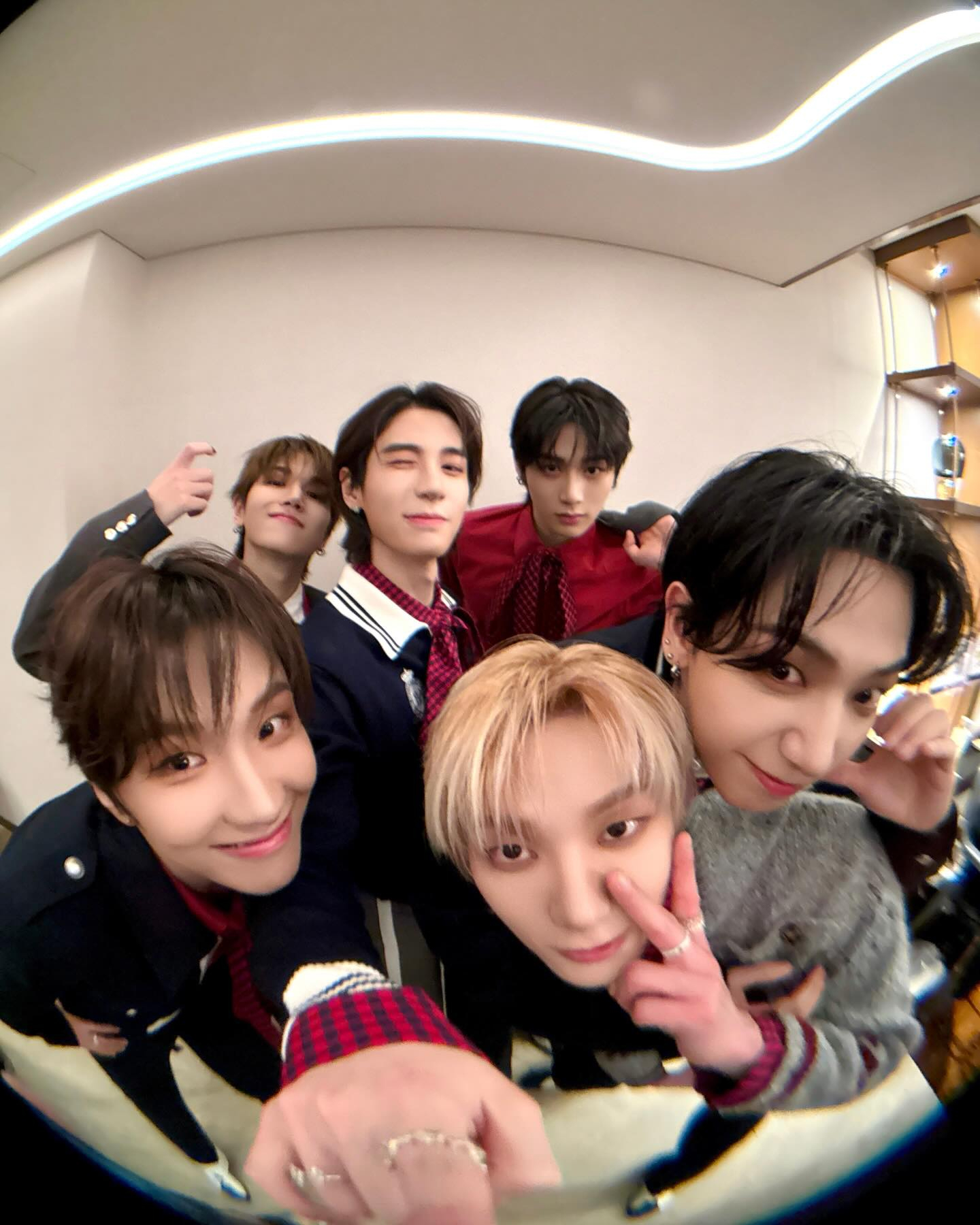보이넥스트도어 정규 앨범으로 컴백🚪 보이넥스트도어가 오는 6월 8일 정규 1집 'HOME' 발매 소식을 알리며 공식 웹사이트를 공개했습니다. 데뷔 전 선보인 홈페이지가 떠오르는 디자인으로 웹사이트에 접속하면 파란색 문과 빨간 우편함이 자리하고 있습니다. 우편함을 클릭하면 미래로부터 발송된 편지가 보이며, 초인종을 누르면 경쾌한 벨소리와 함께 문이 열리고 집 안에는 컴백 일시가 적힌 일력과 시계, 앨범명이 적힌 액자가 놓여 있습니다. 올여름 첫 정규 앨범으로 돌아오는 보넥도와 순차적으로 공개될 프로모션까지 기다려봅니다. 이미지