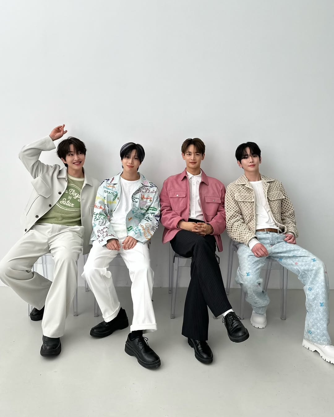 샤이니 이즈 백, 미니 앨범으로 돌아옵니다💿 샤이니(SHINee)가 오는 6월 1일 미니 앨범 'Atmos'로 컴백을 예고했습니다. 방금 공개된 컴백 스케줄 필름을 통해 5월 29일부터 31일 콘서트 개최, 뮤직비디오 티저 공개 그리고 6월 1일 앨범 발매 일정까지 멤버들이 기자와 쇼호스트 콘셉트로 소개하고 있습니다. 이미지