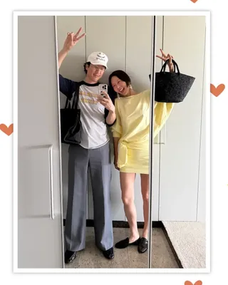 나영❤️마이큐 쀼 커플룩 6가지 모아봤어요!
꾸민 듯 안 꾸민 듯, 컬러 포인트부터 미니멀까지! 저장해두고 이번 봄 데이트룩 참고하기 🌸
1. 그래픽 티 & 옐로우 원피스 룩
- 편안한데 귀여운 주말 커플룩 무드🍋
2. 블랙&화이트 미니멀 룩
- 톤만 맞췄는데 분위기까지 완벽한 시밀러룩
3. 화이트 & 옐로우 포인트 룩
- 산뜻한 컬러 조합으로 완성한 꾸안꾸 데일리룩
4. 화이트 셔츠 클래식 룩
- 과한 커플템 없이도 자연스럽게 어울리는 조합
5. 블루 아우터 & 화이트 스커트 룩
- 깨끗하고 시원한 분위기의 봄 데이트룩 정석
6. 빈티지 컬러 포인트 룩
- 데님과 브라운 톤으로 완성한 감각적인 빈티지 무드
영상: 김나영의 nofilterTV(노필터티비) @nofilterTV 이미지