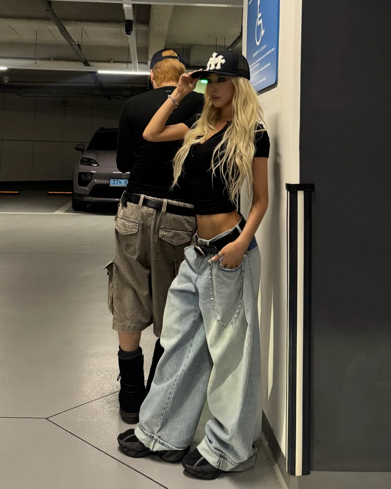 Y2K 무드의 정석😍
태닝 피부에 금발 조합🔥☀️
건강하게 탄 피부 위로 떨어지는 블론드 헤어와 로우라이즈 데님 특유의 자유로운 실루엣으로 다가오는 여름 핫 걸 무드 제대로 내보자고! 이미지5