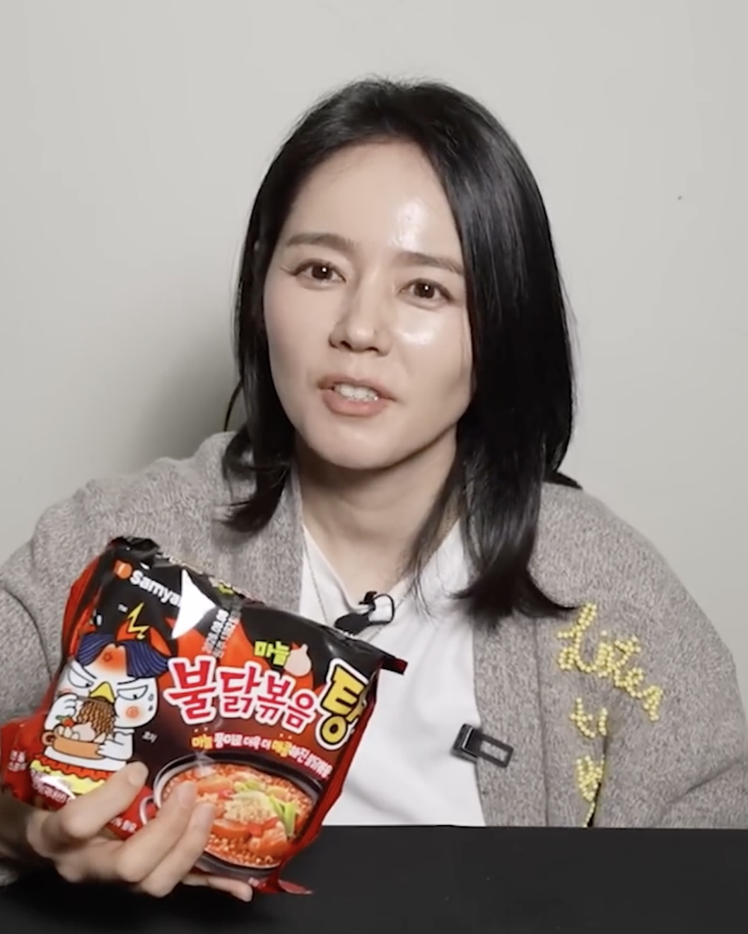 불닭과 토마토 조합?🔥
생각보다 맛있는 불닭볶음면 레시피🍜🤍
1. 토마토 먼저 끓이기
냄비에 물과 한입 크기로 자른 토마토를 넣고 먼저 끓여줍니다.
2. 면과 스프 넣기
물이 끓으면 면과 액상스프를 넣고 4~5분 정도 끓여줍니다. 토마토는 숟가락으로 가볍게 으깨주세요.
3. 자작하게 마무리
국물이 어느 정도 자작해질 때까지 끓이면 완성입니다. 토마토의 산미와 불닭의 매운맛이 어우러져 색다른 조합을 느낄 수 있습니다. 이미지
