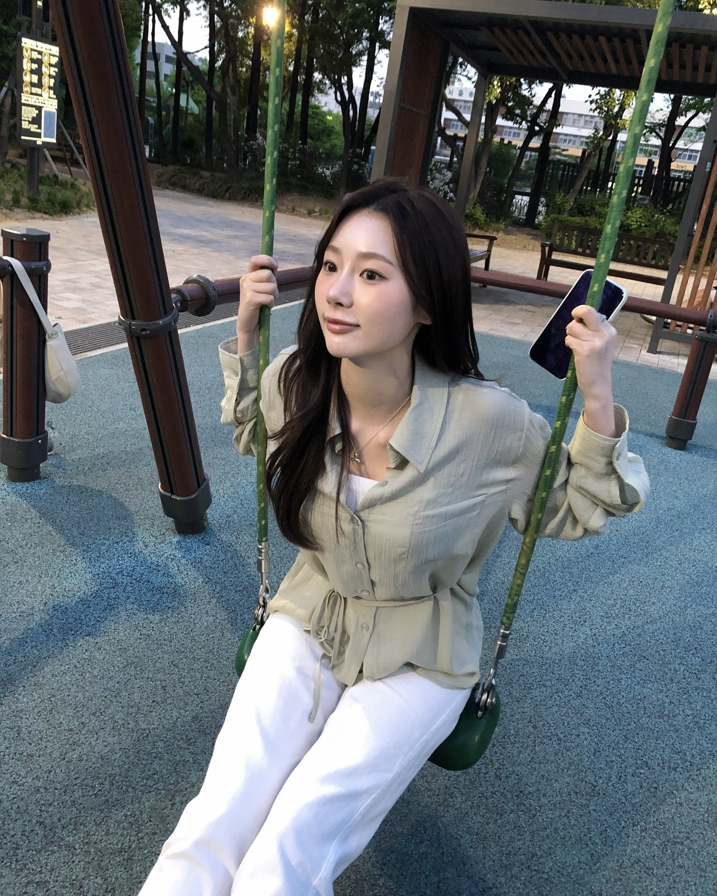 여름엔 린넨만 믿어🍃
여름이 가까워질수록 손이 자주 가는 아이템, 바로 린넨 셔츠입니다. 통기성이 좋아 답답하지 않고,소재감 덕분에 편안하면서도 여유로운 분위기를 연출할 수 있는데요.
단독으로 입어도 좋고, 슬리브리스나 티셔츠 위에 가볍게 걸쳐도 활용도가 높습니다. 화이트 팬츠, 데님, 쇼츠 어디에나 잘 어울리는 린넨 셔츠로 여름 데일리룩을 완성해보세요. 이미지2