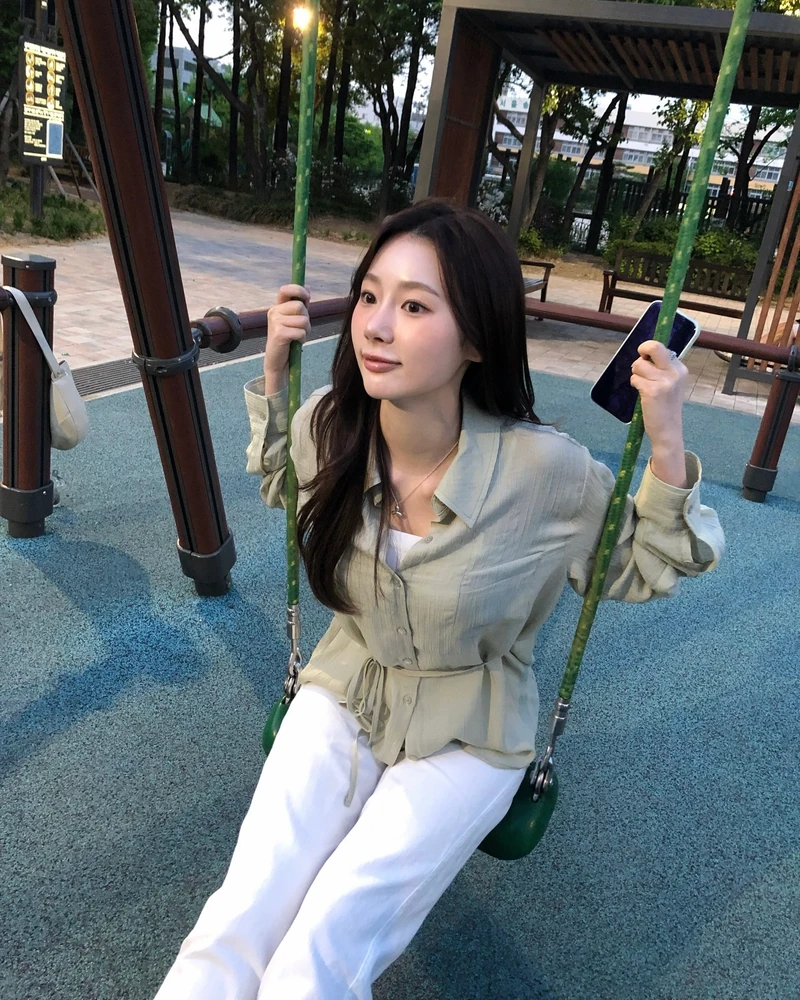 여름엔 린넨만 믿어🍃
여름이 가까워질수록 손이 자주 가는 아이템, 바로 린넨 셔츠입니다. 통기성이 좋아 답답하지 않고,소재감 덕분에 편안하면서도 여유로운 분위기를 연출할 수 있는데요.
단독으로 입어도 좋고, 슬리브리스나 티셔츠 위에 가볍게 걸쳐도 활용도가 높습니다. 화이트 팬츠, 데님, 쇼츠 어디에나 잘 어울리는 린넨 셔츠로 여름 데일리룩을 완성해보세요. 이미지2