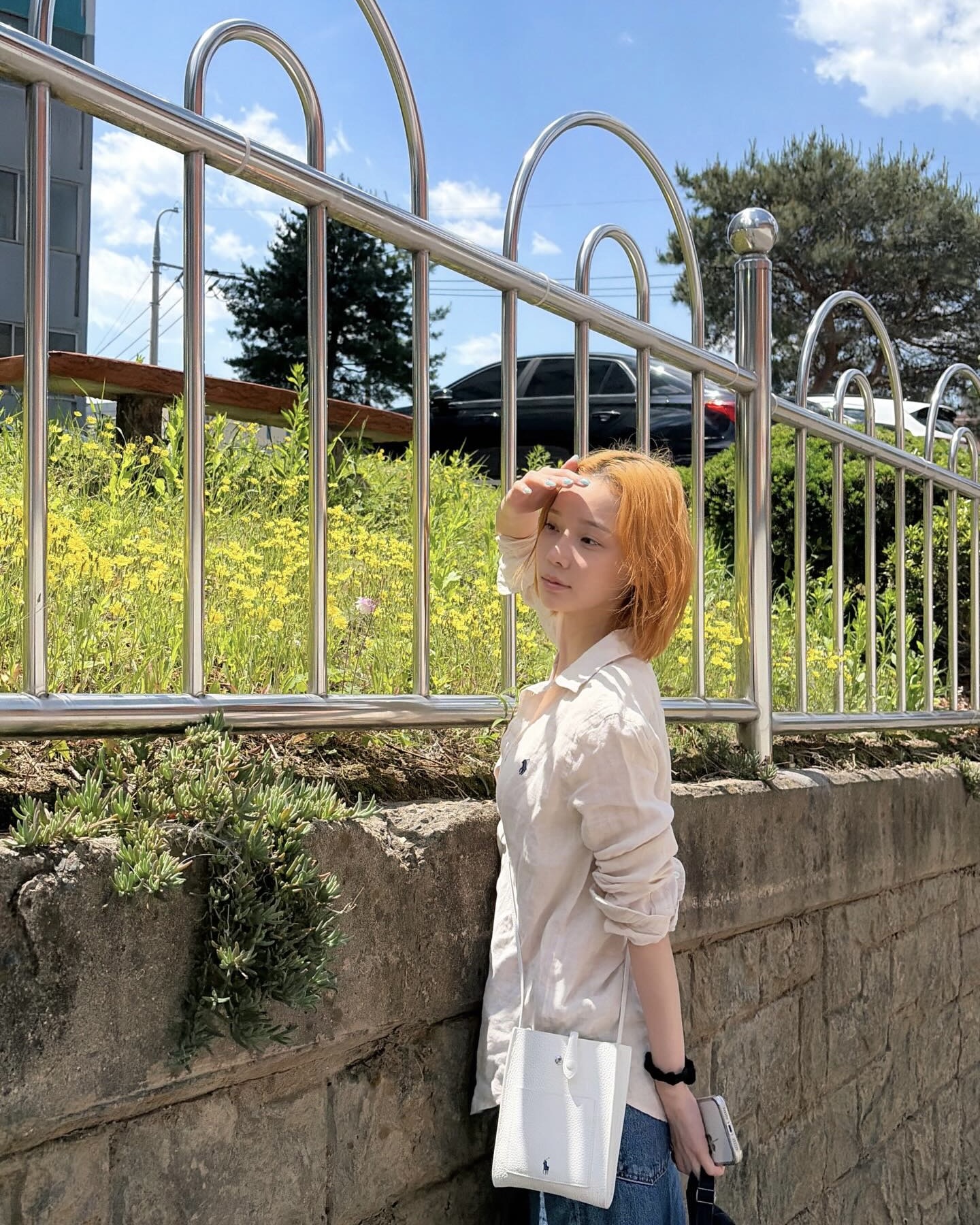 여름엔 린넨만 믿어🍃
여름이 가까워질수록 손이 자주 가는 아이템, 바로 린넨 셔츠입니다. 통기성이 좋아 답답하지 않고,소재감 덕분에 편안하면서도 여유로운 분위기를 연출할 수 있는데요.
단독으로 입어도 좋고, 슬리브리스나 티셔츠 위에 가볍게 걸쳐도 활용도가 높습니다. 화이트 팬츠, 데님, 쇼츠 어디에나 잘 어울리는 린넨 셔츠로 여름 데일리룩을 완성해보세요. 이미지4