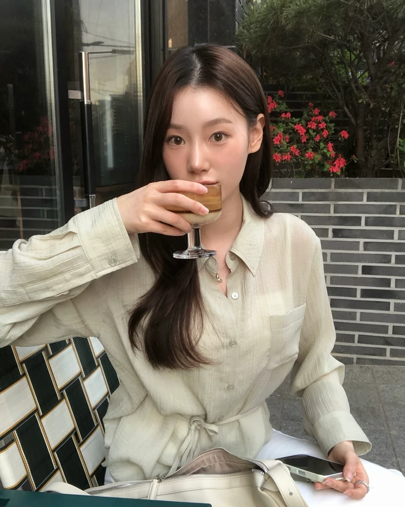여름엔 린넨만 믿어🍃
여름이 가까워질수록 손이 자주 가는 아이템, 바로 린넨 셔츠입니다. 통기성이 좋아 답답하지 않고,소재감 덕분에 편안하면서도 여유로운 분위기를 연출할 수 있는데요.
단독으로 입어도 좋고, 슬리브리스나 티셔츠 위에 가볍게 걸쳐도 활용도가 높습니다. 화이트 팬츠, 데님, 쇼츠 어디에나 잘 어울리는 린넨 셔츠로 여름 데일리룩을 완성해보세요. 이미지1