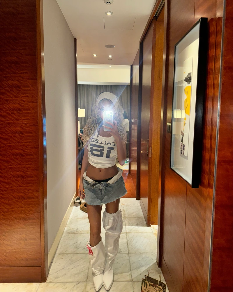 Y2K 무드의 정석😍
태닝 피부에 금발 조합🔥☀️
건강하게 탄 피부 위로 떨어지는 블론드 헤어와 로우라이즈 데님 특유의 자유로운 실루엣으로 다가오는 여름 핫 걸 무드 제대로 내보자고! 이미지4