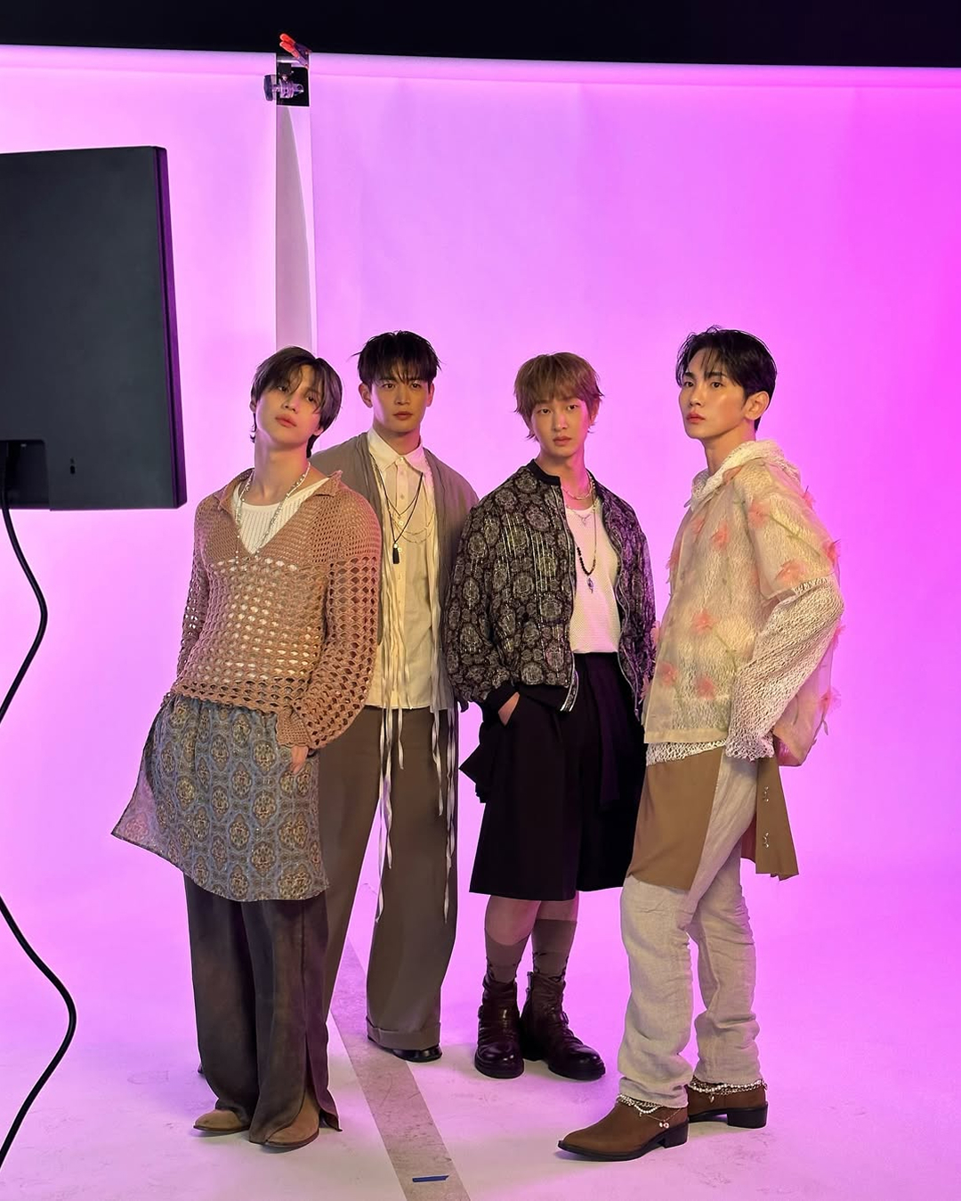 샤이니 이즈 백, 미니 앨범으로 돌아옵니다💿
샤이니(SHINee)가 오는 6월 1일 미니 앨범 'Atmos'로 컴백을 예고했습니다. 방금 공개된 컴백 스케줄 필름을 통해 5월 29일부터 31일 콘서트 개최, 뮤직비디오 티저 공개 그리고 6월 1일 앨범 발매 일정까지 멤버들이 기자와 쇼호스트 콘셉트로 소개하고 있습니다. 이미지5