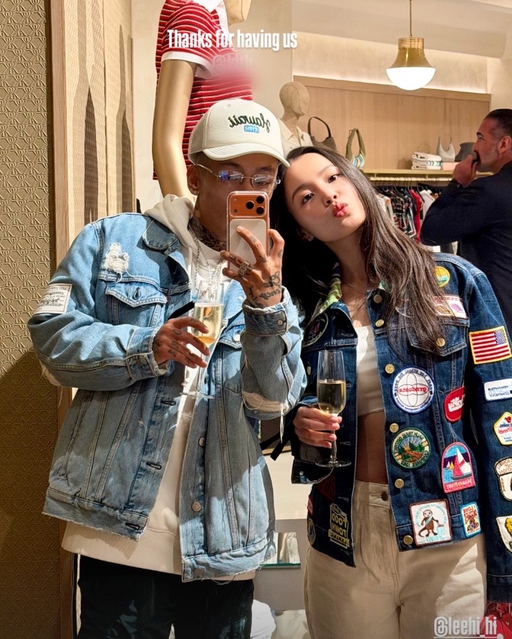 키스 LA 플래그십, 리뉴얼🇺🇸🗽
그날 뜻 밖의 등장, ‘도끼 ❤️ 이하이’ 럽스타그램이요!
키스가 지난 5월 8일 웨스트 할리우드 선셋 대로 8500번지에 새 플래그십을 재오픈했습니다. 지하 매장을 지상층까지 확장하며 어포세커리(향 콘셉트), 매킨토시 오디오의 ‘VIP 스튜디오’, 뉴욕식 다이닝 ‘로니스 프론토(Ronnie’s Pronto)’까지 들어섰어요.
현장엔 최근 가장 핫했던 커플, 도끼(Dok2)와 이하이(Lee Hi)가 데님 재킷 커플룩으로 등장했습니다. 3월 공개 열애 인정 이후 첫 공식 동반 참석이에요. 도끼는 ‘하와이 키스’ 캡과 라이트 워시 데님 재킷, 이하이는 빈티지 패치 데님 재킷으로 너무 잘 어울리는 커플룩이었습니다. 이미지2