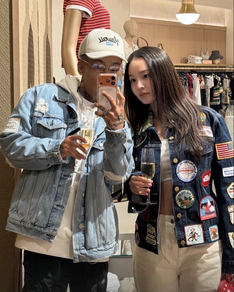 키스 LA 플래그십, 리뉴얼🇺🇸🗽
그날 뜻 밖의 등장, ‘도끼 ❤️ 이하이’ 럽스타그램이요!
키스가 지난 5월 8일 웨스트 할리우드 선셋 대로 8500번지에 새 플래그십을 재오픈했습니다. 지하 매장을 지상층까지 확장하며 어포세커리(향 콘셉트), 매킨토시 오디오의 ‘VIP 스튜디오’, 뉴욕식 다이닝 ‘로니스 프론토(Ronnie’s Pronto)’까지 들어섰어요.
현장엔 최근 가장 핫했던 커플, 도끼(Dok2)와 이하이(Lee Hi)가 데님 재킷 커플룩으로 등장했습니다. 3월 공개 열애 인정 이후 첫 공식 동반 참석이에요. 도끼는 ‘하와이 키스’ 캡과 라이트 워시 데님 재킷, 이하이는 빈티지 패치 데님 재킷으로 너무 잘 어울리는 커플룩이었습니다. 이미지3